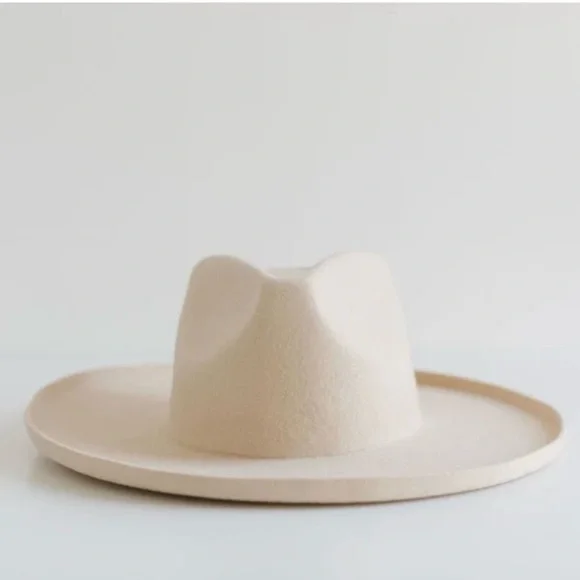 Stylish White Hat with Modern Design and Comfortable Fit - Picture 8 of 8